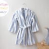 anuncio 1 b Sew Your Own Cozy Kids Bathrobe! Sewing Pattern & Tutorial PDF – 6 Sizes (2–12 Yrs), Easy Step-by-Step Guide with Photos – Fun DIY Project